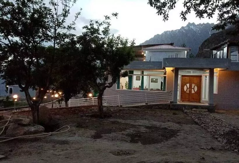 هتل Hunza Roof