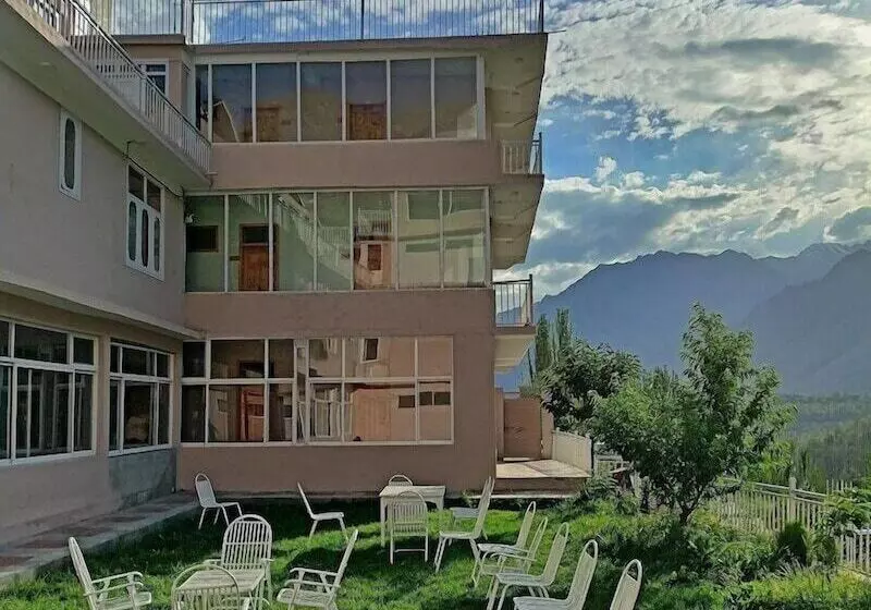 هتل Hunza Roof