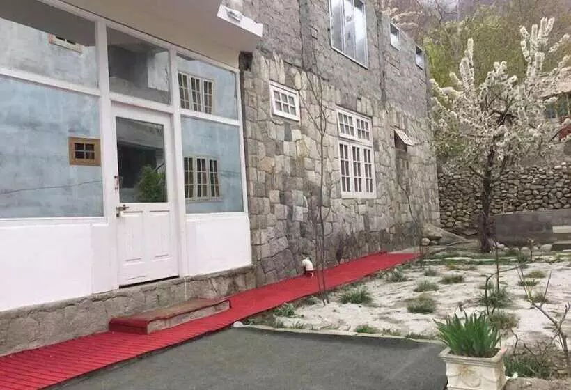 هتل Hunza Roof