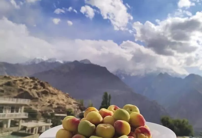 هتل Hunza Roof