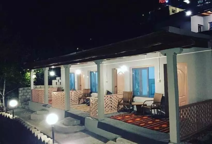 هتل Hunza Roof
