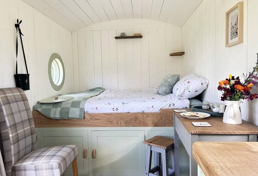 Stunning Shepherdhut/woodburner/openviews/barbeque