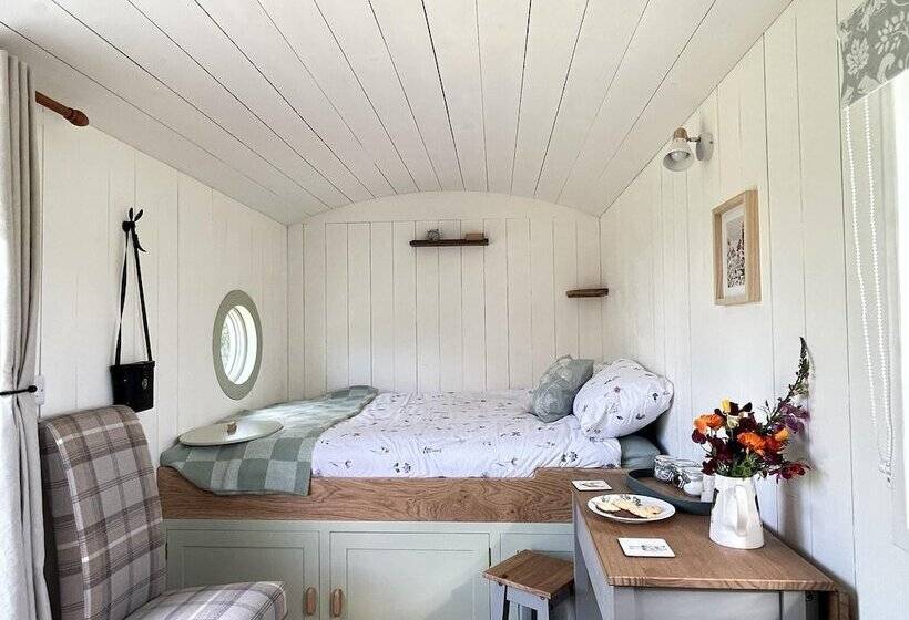 Stunning Shepherdhut/woodburner/openviews/barbeque