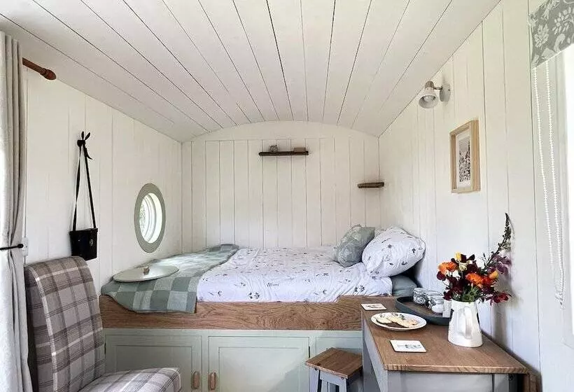 Stunning Shepherdhut/woodburner/openviews/barbeque