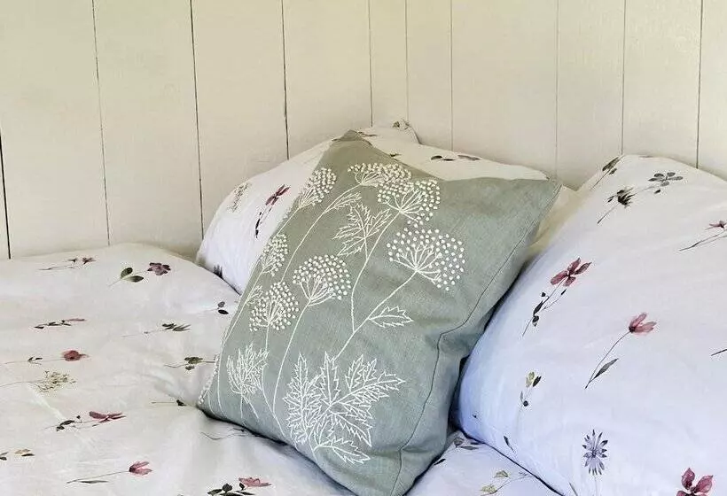 Stunning Shepherdhut/woodburner/openviews/barbeque