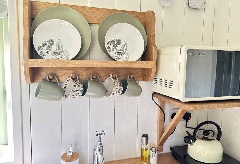 Stunning Shepherdhut/woodburner/openviews/barbeque