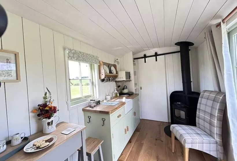 Stunning Shepherdhut/woodburner/openviews/barbeque