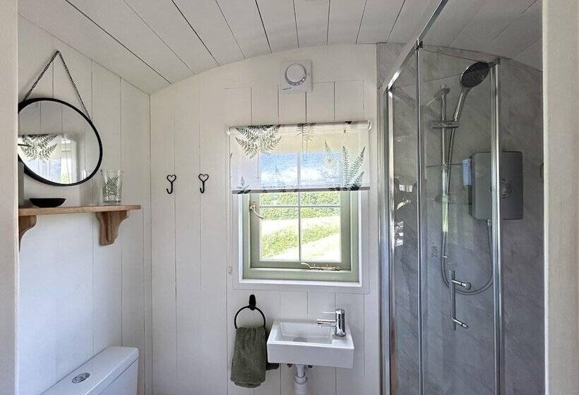 Stunning Shepherdhut/woodburner/openviews/barbeque