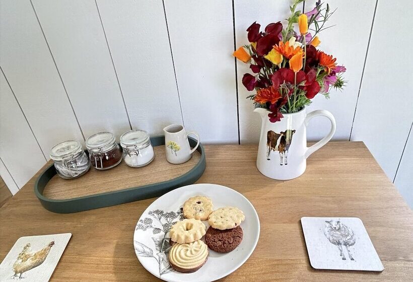 Stunning Shepherdhut/woodburner/openviews/barbeque
