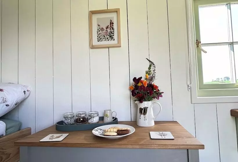 Stunning Shepherdhut/woodburner/openviews/barbeque