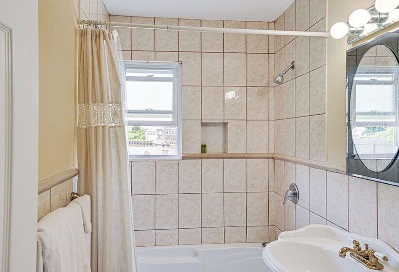 Hamptons Retreat W/ Private Dock, Kayak & Canoe!