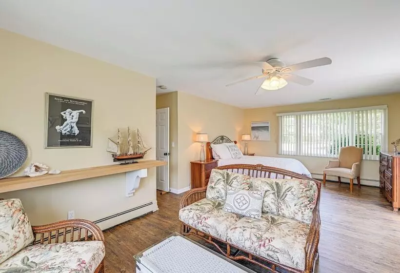 Hamptons Retreat W/ Private Dock, Kayak & Canoe!