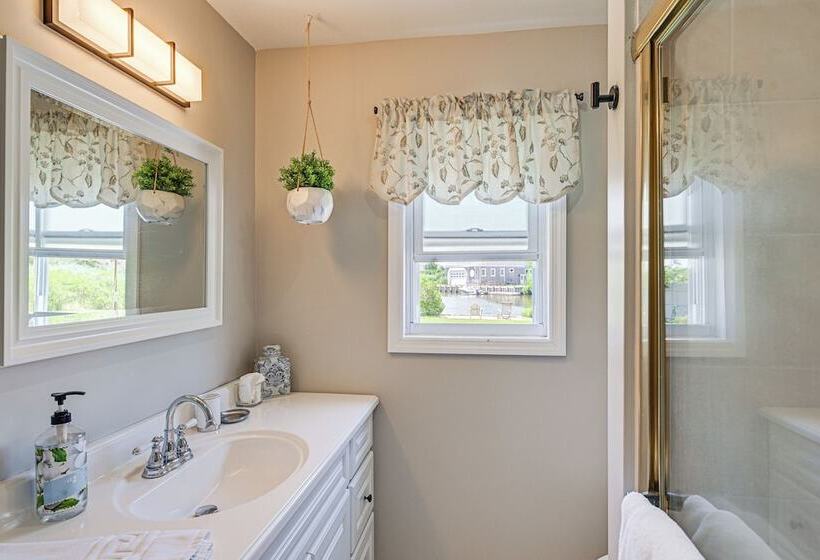 Hamptons Retreat W/ Private Dock, Kayak & Canoe!