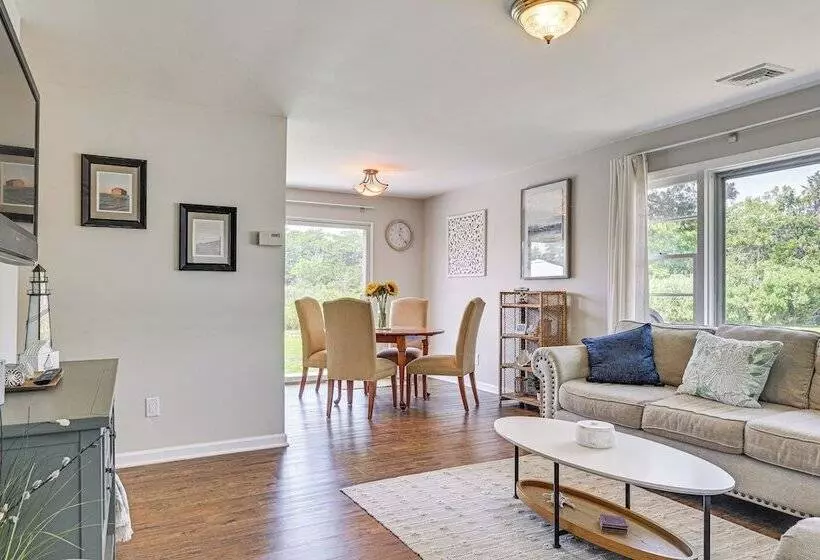 Hamptons Retreat W/ Private Dock, Kayak & Canoe!