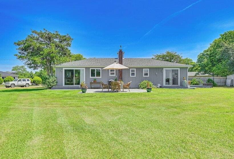 Hamptons Retreat W/ Private Dock, Kayak & Canoe!