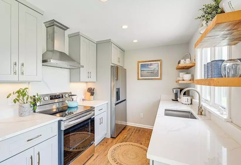 Hamptons Retreat W/ Private Dock, Kayak & Canoe!
