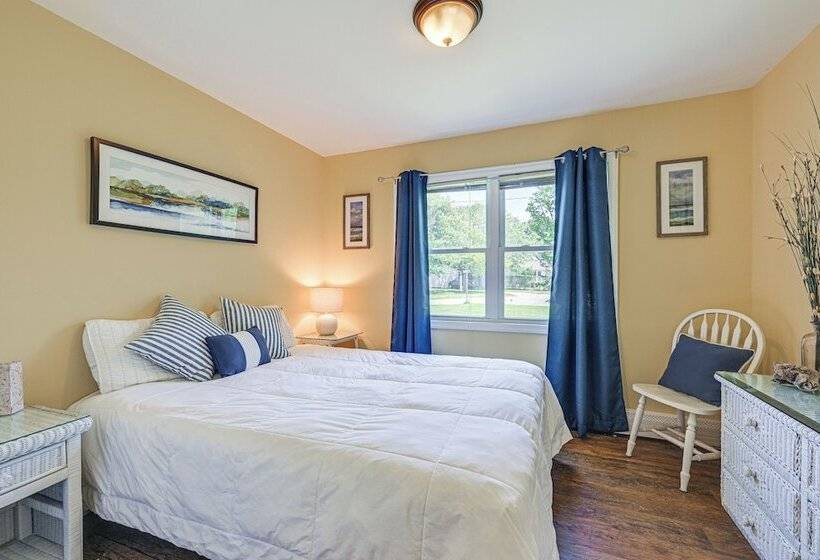 Hamptons Retreat W/ Private Dock, Kayak & Canoe!