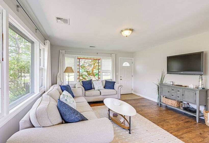 Hamptons Retreat W/ Private Dock, Kayak & Canoe!