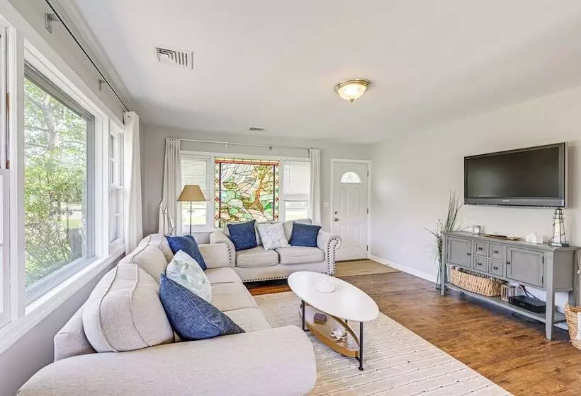 Hamptons Retreat W/ Private Dock, Kayak & Canoe!