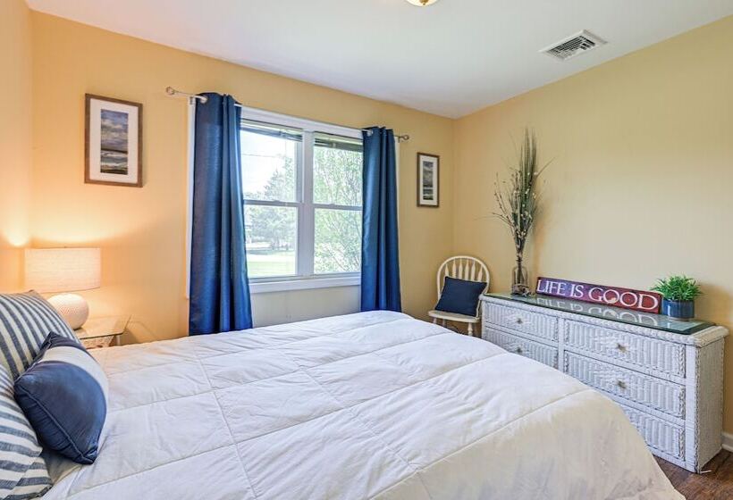 Hamptons Retreat W/ Private Dock, Kayak & Canoe!