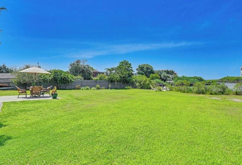Hamptons Retreat W/ Private Dock, Kayak & Canoe!