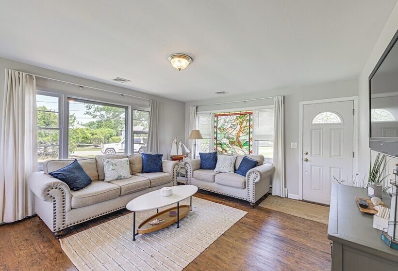 Hamptons Retreat W/ Private Dock, Kayak & Canoe!