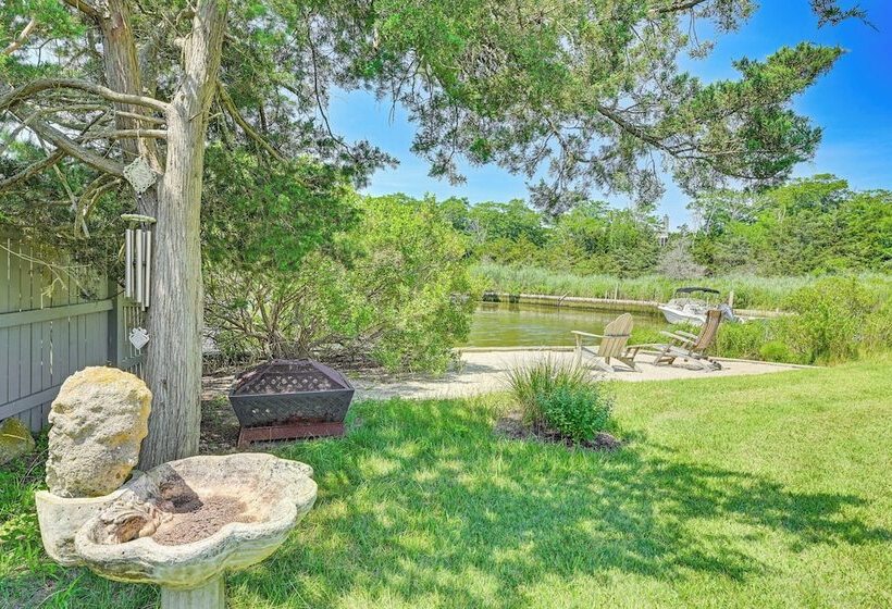 Hamptons Retreat W/ Private Dock, Kayak & Canoe!