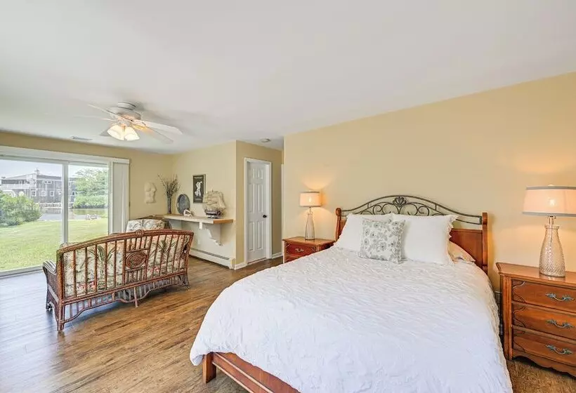 Hamptons Retreat W/ Private Dock, Kayak & Canoe!