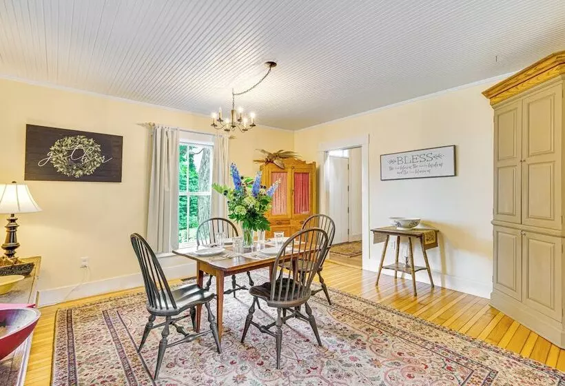 Idyllic Vermont Farmhouse: Mtn Views On 200 Acres!