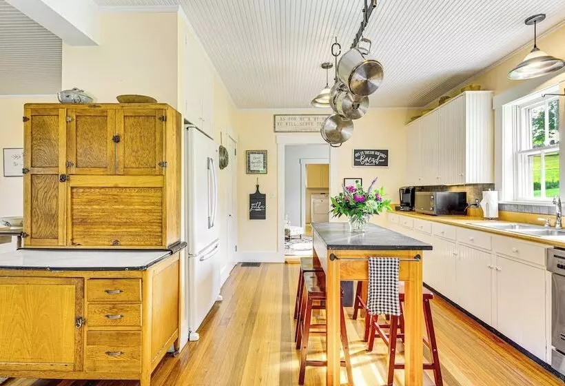 Idyllic Vermont Farmhouse: Mtn Views On 200 Acres!