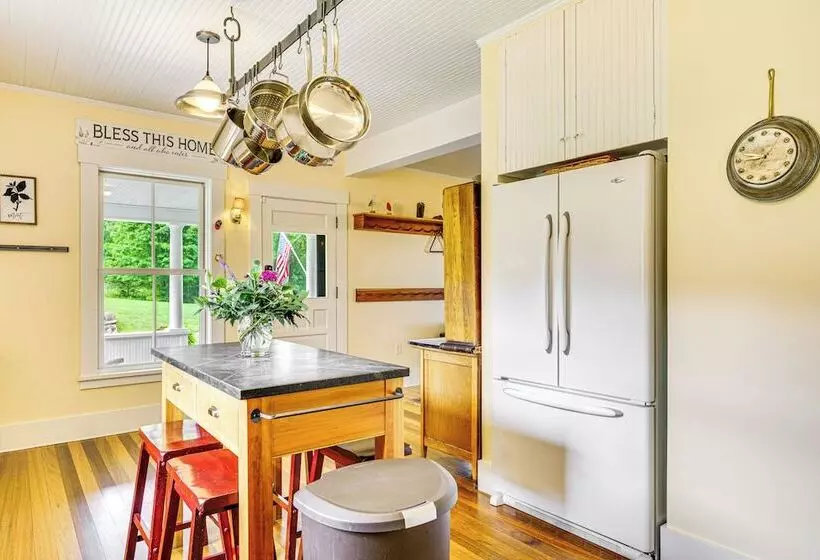 Idyllic Vermont Farmhouse: Mtn Views On 200 Acres!