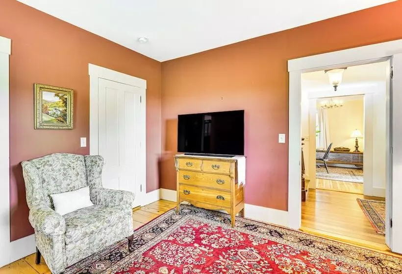 Idyllic Vermont Farmhouse: Mtn Views On 200 Acres!