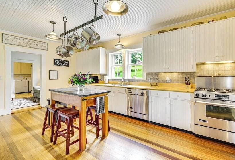 Idyllic Vermont Farmhouse: Mtn Views On 200 Acres!