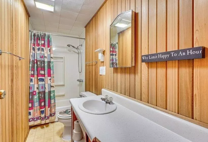 Inlet Lakefront Home: Private Dock & Beach Access!