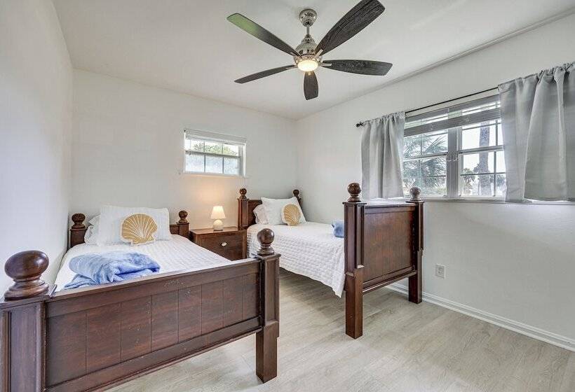 Jacksonville Beach Home W/ Yard, Walk To Shore