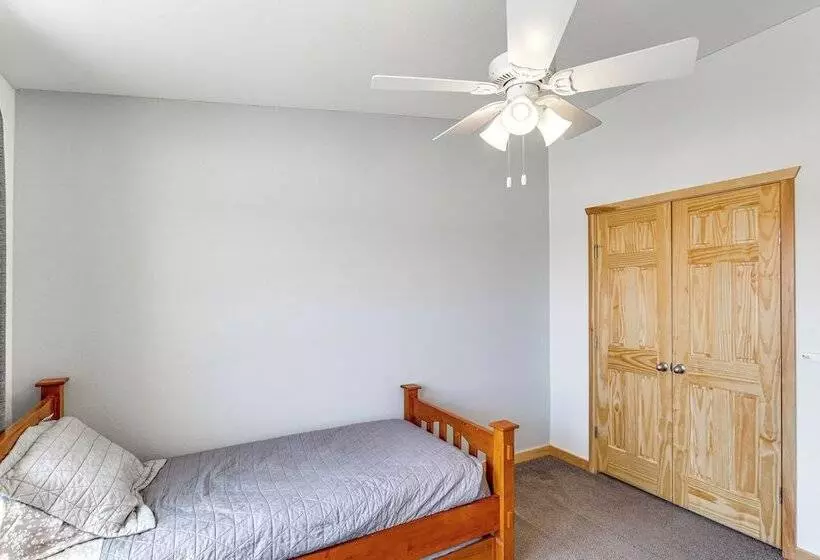 Mountain View Retreat In Lander W/ Private Yard!