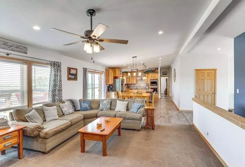 Mountain View Retreat In Lander W/ Private Yard!