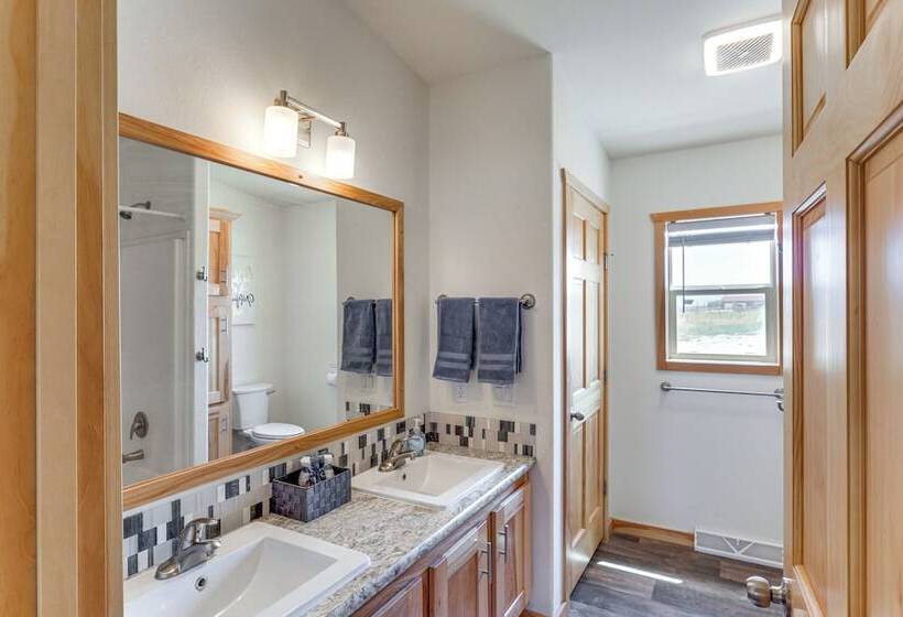 Mountain View Retreat In Lander W/ Private Yard!