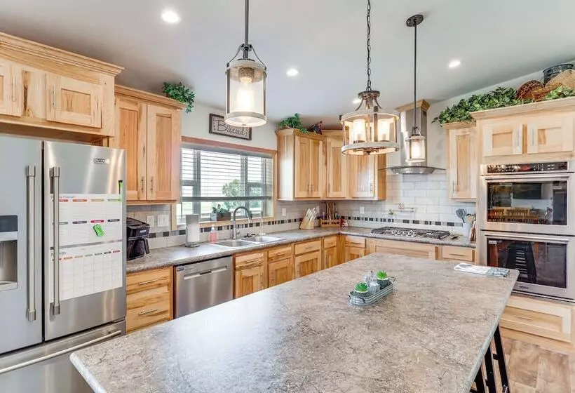Mountain View Retreat In Lander W/ Private Yard!