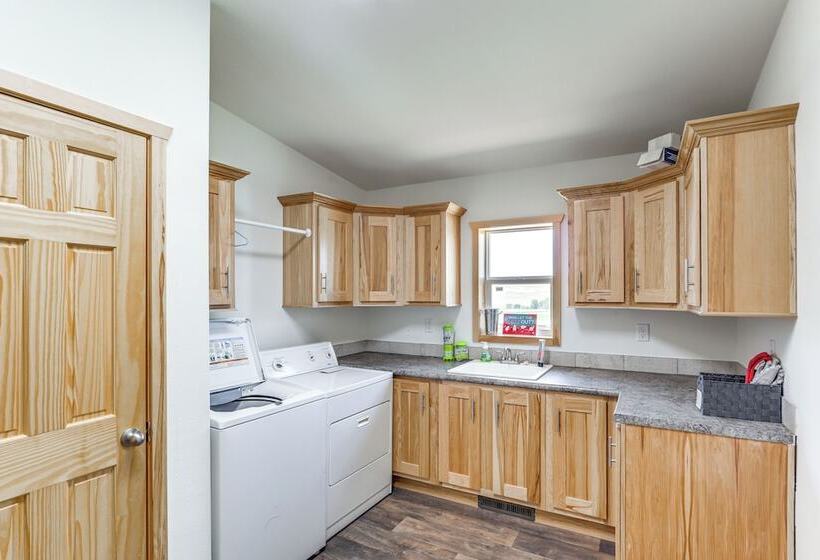 Mountain View Retreat In Lander W/ Private Yard!