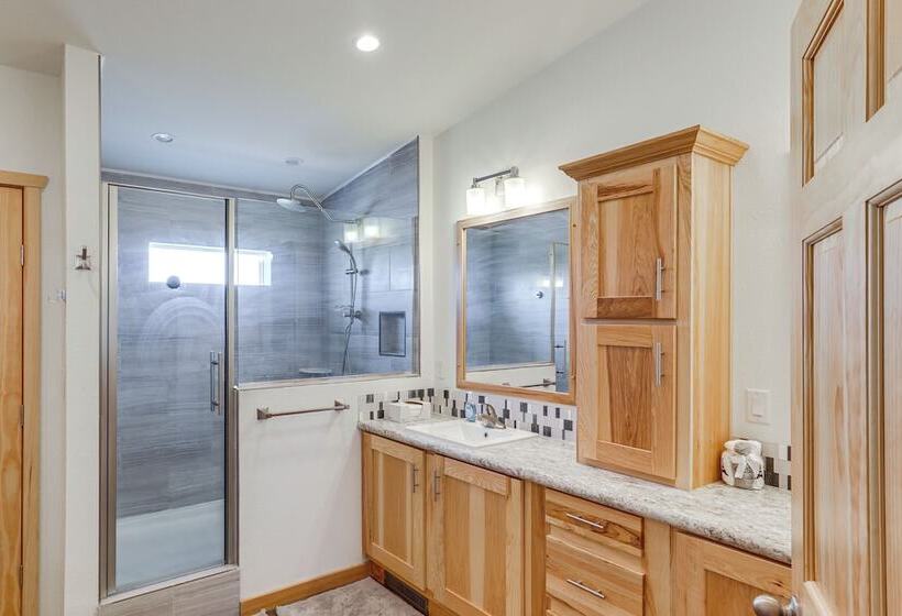 Mountain View Retreat In Lander W/ Private Yard!