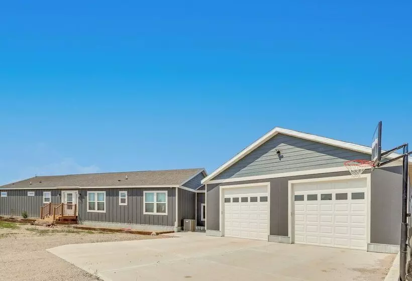 Mountain View Retreat In Lander W/ Private Yard!