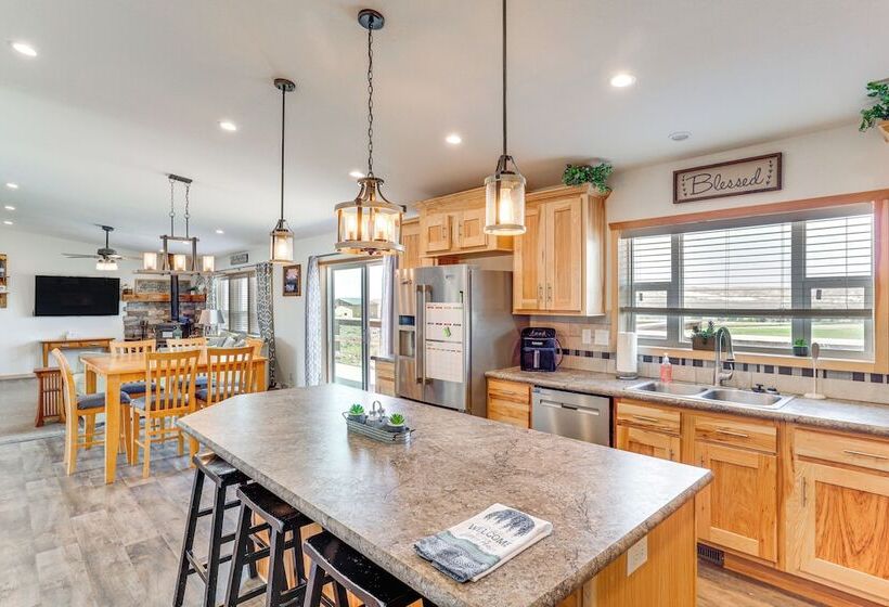 Mountain View Retreat In Lander W/ Private Yard!