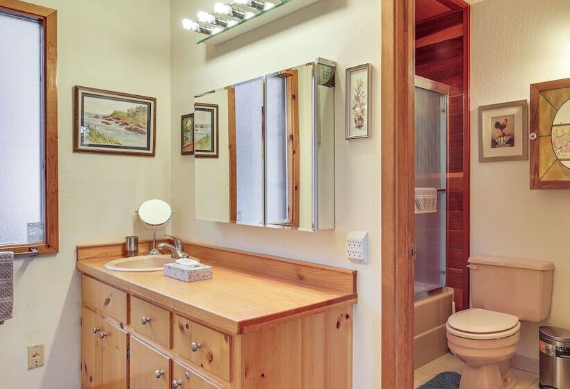 Peaceful Tahoe Vista Home W/ Decks: 1 Mi To Beach