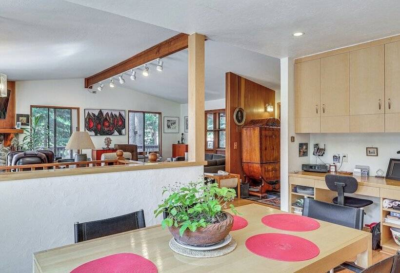 Peaceful Tahoe Vista Home W/ Decks: 1 Mi To Beach