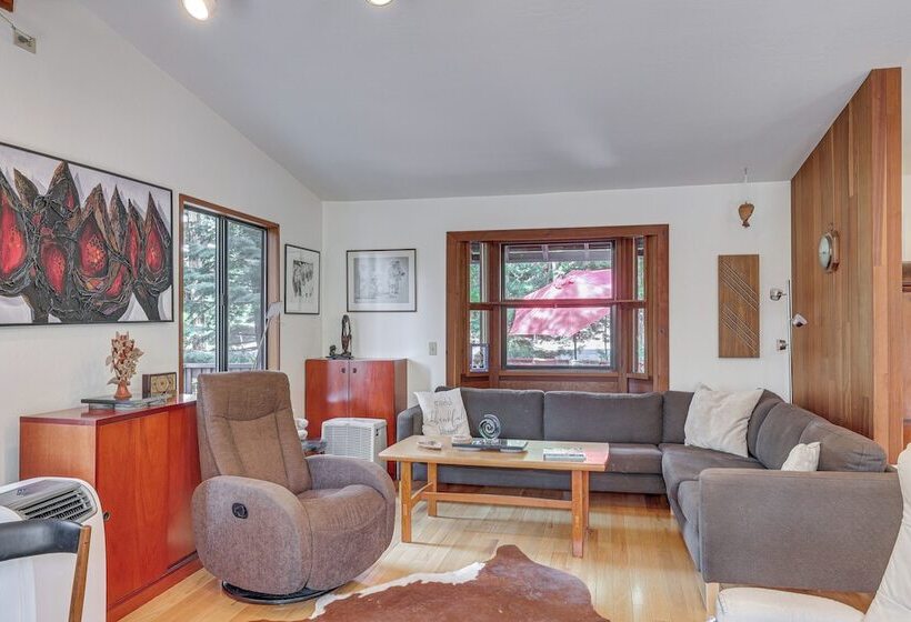 Peaceful Tahoe Vista Home W/ Decks: 1 Mi To Beach