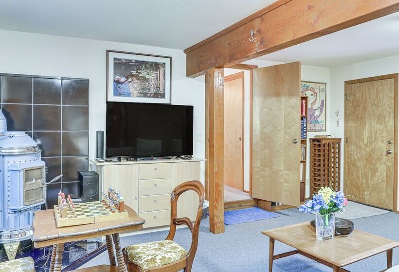 Peaceful Tahoe Vista Home W/ Decks: 1 Mi To Beach