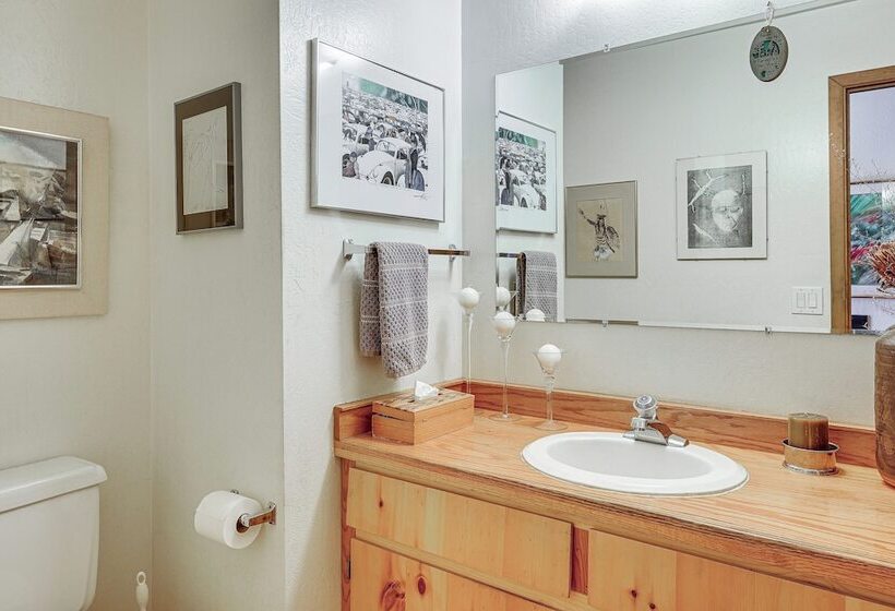 Peaceful Tahoe Vista Home W/ Decks: 1 Mi To Beach