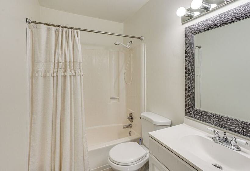 5 Mi To Downtown Harrisburg Family Home!