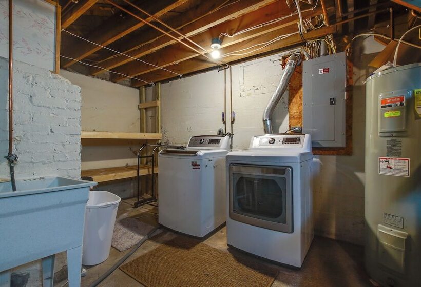 3 Mi To Road America: Spacious Elkhart Lake Home!